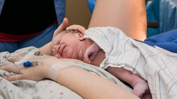 Một bé gái mới sinh đã có kháng thể COVID-19 vì mẹ được tiêm vắc-xin trước đó không lâu - Ảnh 1.