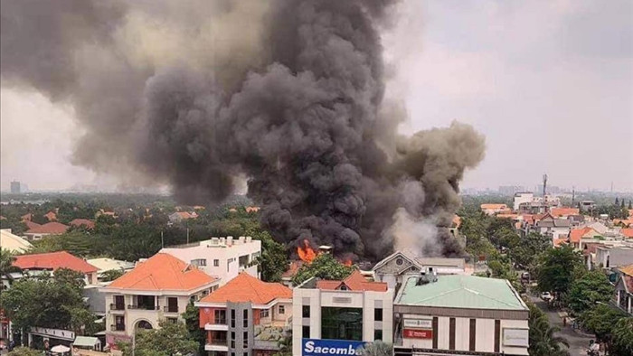 Cháy dữ dội quán ăn BBQ ở khu nhà giàu Thảo Điền sau tiếng nổ rất lớn
