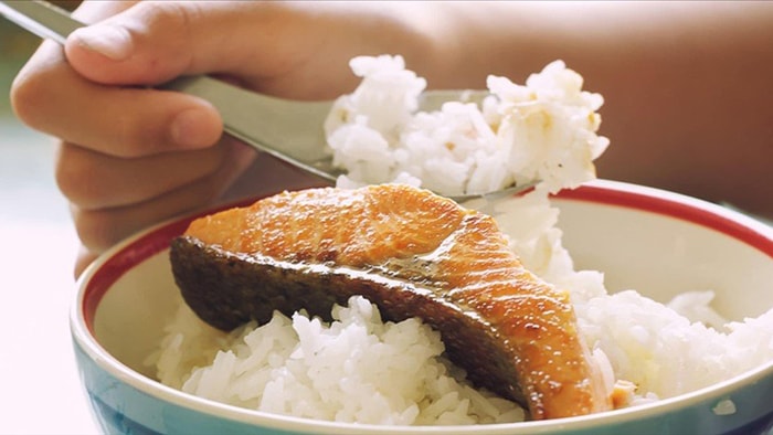 6 kiểu ăn cơm nguy hiểm của người Việt khiến cân nặng tăng nhanh chóng lại còn 6 kiểu ăn cơm nguy hiểm của người Việt khiến cân nặng tăng nhanh chóng lại còn