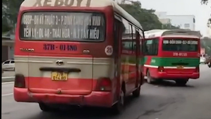 Hãi hùng cảnh xe buýt rượt đuổi, chặn đầu nhau trong TP Vinh