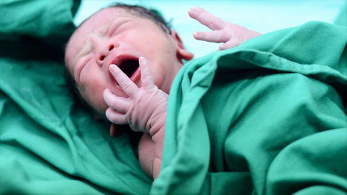 Em bé đầu tiên trên thế giới có kháng thể Covid-19 ngay sau khi chào đời - 1