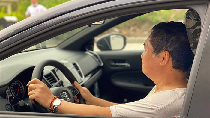 Kỷ lục người già lái xe: Gần 80 tuổi vẫn học lái ô tô