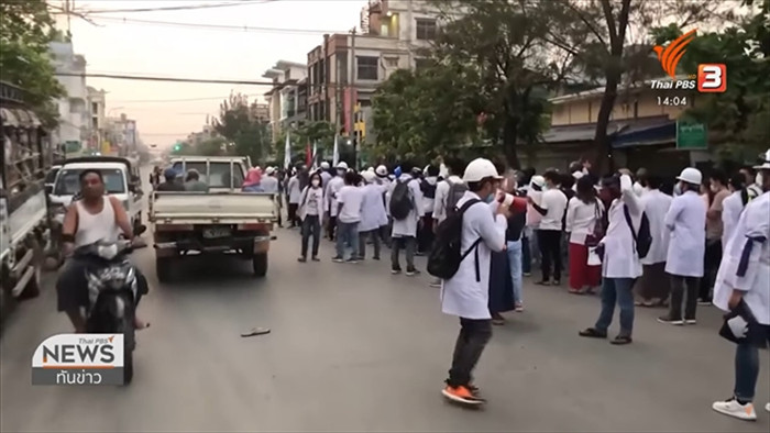 Bác sĩ, y tá Myanmar xuống đường biểu tình từ sáng sớm - 1