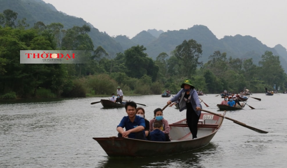 Nhiều chủ hàng quán cùng du khách không đeo khẩu trang tại chùa Hương