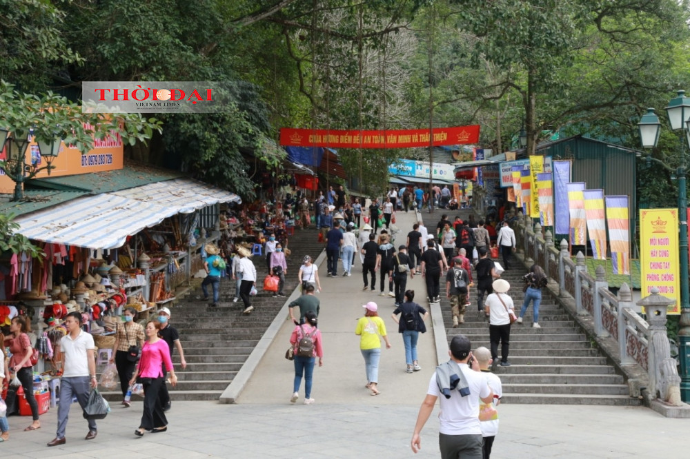 Nhiều chủ hàng quán cùng du khách không đeo khẩu trang tại chùa Hương