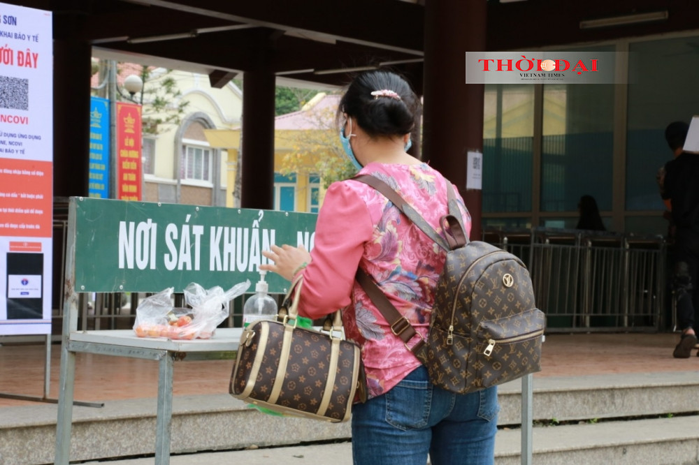 Nhiều chủ hàng quán cùng du khách không đeo khẩu trang tại chùa Hương
