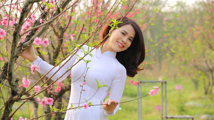Bạn gái kém 17 tuổi của Chí Trung xinh đẹp ở tuổi 43