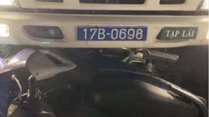 Thầy giáo lái xe biển xanh bị tố hành hung người đi đường ở Thái Bình