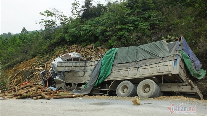 Hiện trường vụ 7 người chết trong cabin xe chở keo ở Thanh Hóa