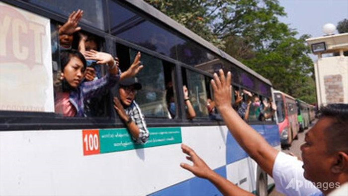 Quân đội Myanmar bất ngờ thả hơn 600 người biểu tình bị bắt giữ - 1