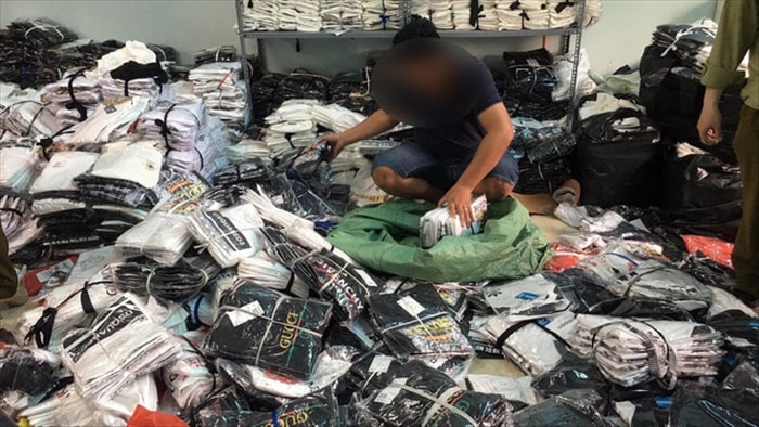 Triệt phá kho hàng 3 tầng chứa toàn nhãn hiệu LV, Gucci, Burberry nghi rởm - 2 Triệt phá kho hàng 3 tầng chứa toàn nhãn hiệu LV, Gucci, Burberry nghi rởm - 2