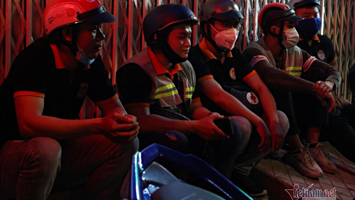 Nhóm bạn trẻ Sài Gòn đêm ra đường cứu người gặp tai nạn