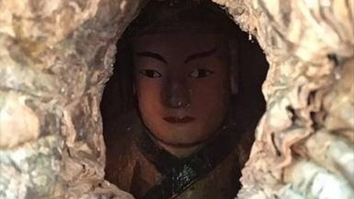Kỳ lạ bức tượng Phật nằm trong hốc cây long não hơn 1.000 năm tuổi - 2
