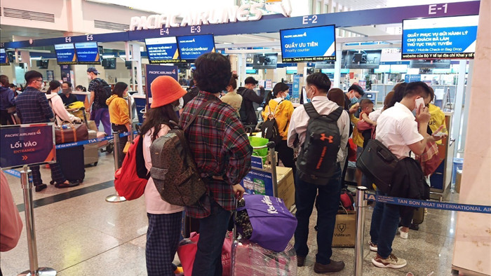 Sân bay Tân Sơn Nhất chật cứng khách ngày cuối tuần