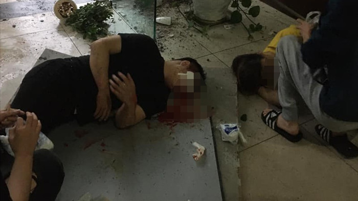 Thủng trần tòa nhà chung cư, đôi nam nữ rơi xuống đất nguy kịch ở Hà Nội