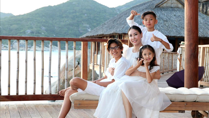 BTV Trần Quang Minh hạnh phúc, vui vẻ bên vợ và 4 con trai