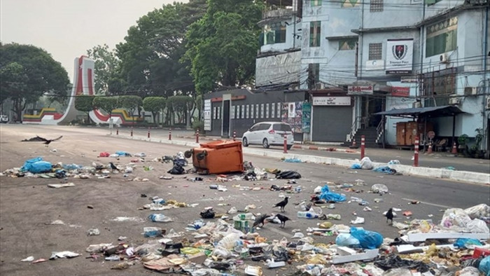 Dân Myanmar xả rác ra đường để biểu tình - 1