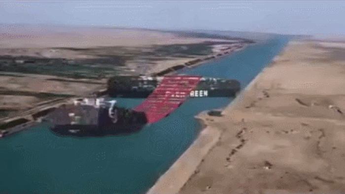 Dân mạng hiến kế giải cứu kênh Suez bằng loạt ảnh chế hài hước - 12