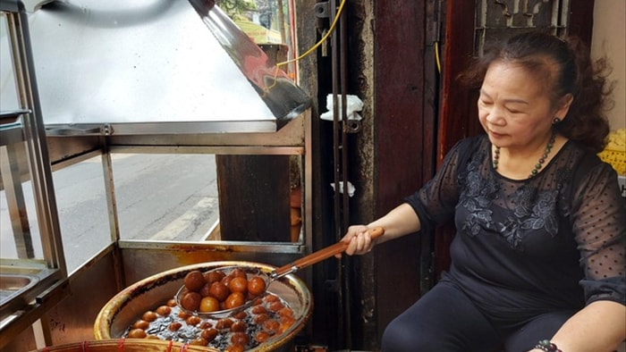 Quán bánh rán 3 thập kỷ ở Hà Nội, thu về 20 triệu mỗi ngày - 1 Quán bánh rán 3 thập kỷ ở Hà Nội, thu về 20 triệu mỗi ngày - 1