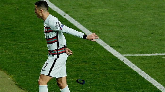 Ném băng đội trưởng, C.Ronaldo có nguy cơ bị cấm thi đấu - 1