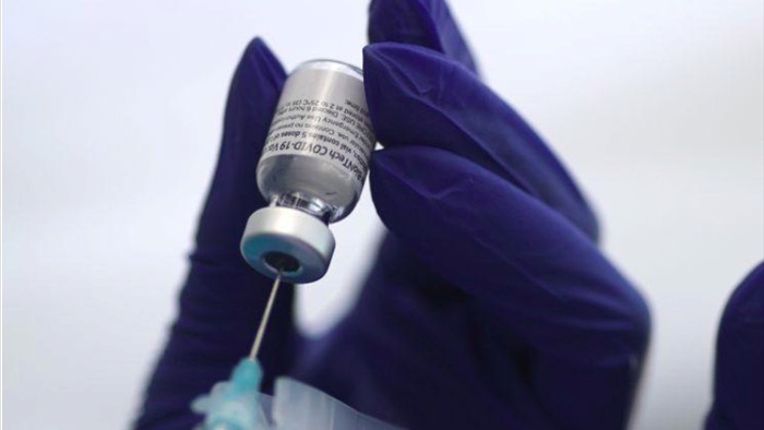 Tổng thống Đức tiêm vắc-xin AstraZeneca, Pháp sắp chạm đỉnh dịch