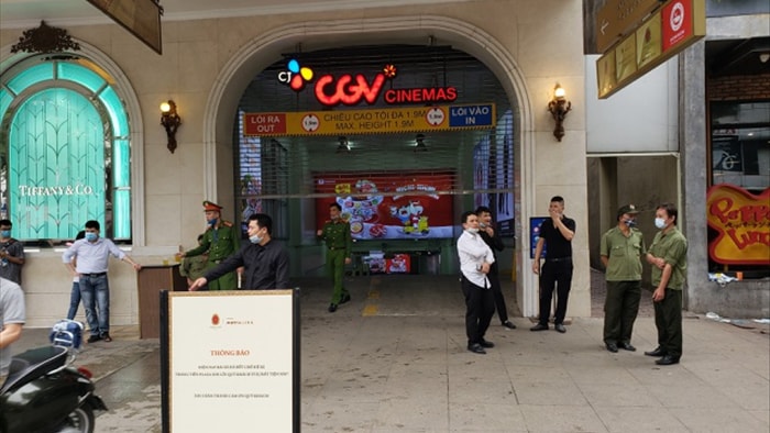 Hà Nội: Xe ô tô bốc cháy dưới tầng hầm Tràng Tiền Plaza - 3 Hà Nội: Xe ô tô bốc cháy dưới tầng hầm Tràng Tiền Plaza - 3