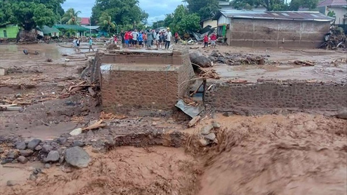 Hàng chục nghìn ngôi nhà ở Indonesia ngập chìm trong biển lũ