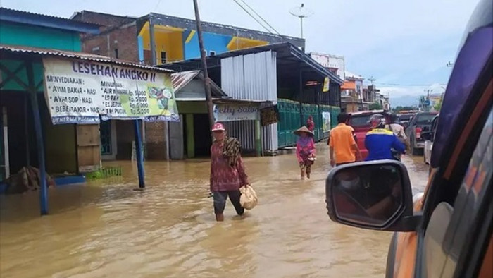 Hàng chục nghìn ngôi nhà ở Indonesia ngập chìm trong biển lũ