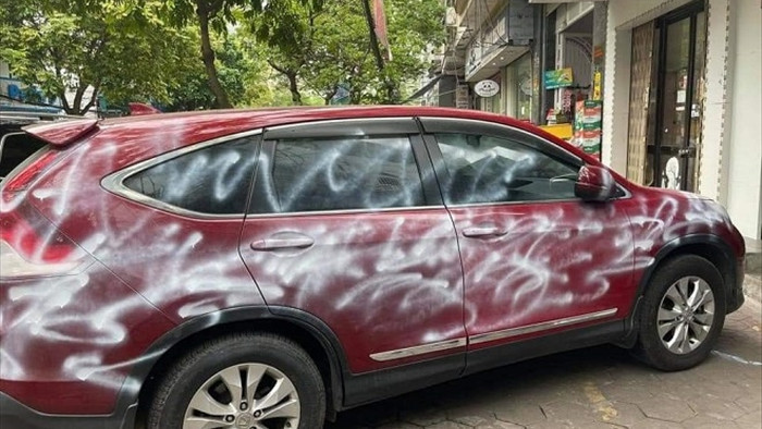 Đỗ chắn cửa hàng, ô tô Honda CR-V bị phun sơn loang lổ - 1