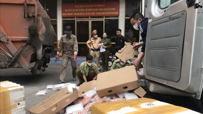 Hàng vạn gói chân gà nhập lậu đổ về Việt Nam