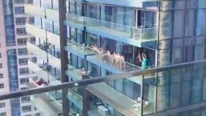 Nga lên tiếng vụ 40 người mẫu khỏa thân trên nhà chọc trời ở Dubai - 1