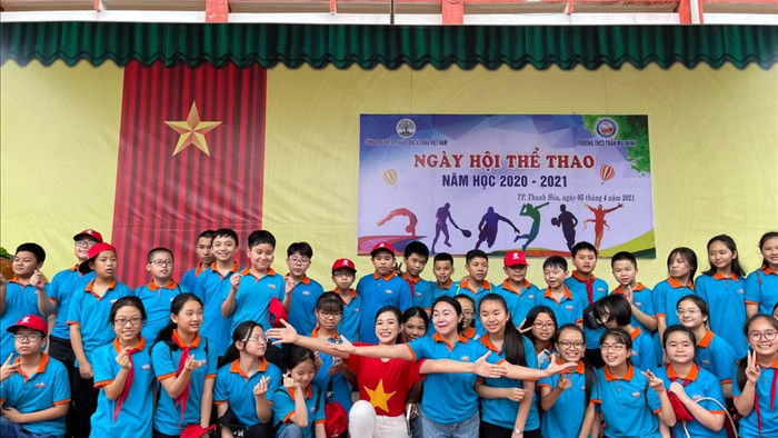 Ngày 5/4, Hoa hậu Đỗ Thị Hà đã tham dự Ngày hội Thể thao năm học 2020 - 2021 cùng các em học sinh trường THCS Trần Mai Ninh, Thanh Hóa.