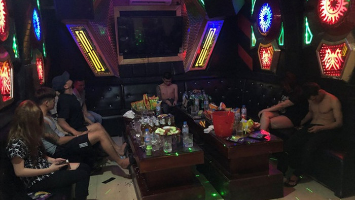 Hốt gọn 22 dân chơi đang tổ chức tiệc ma túy trong quán karaoke - 1