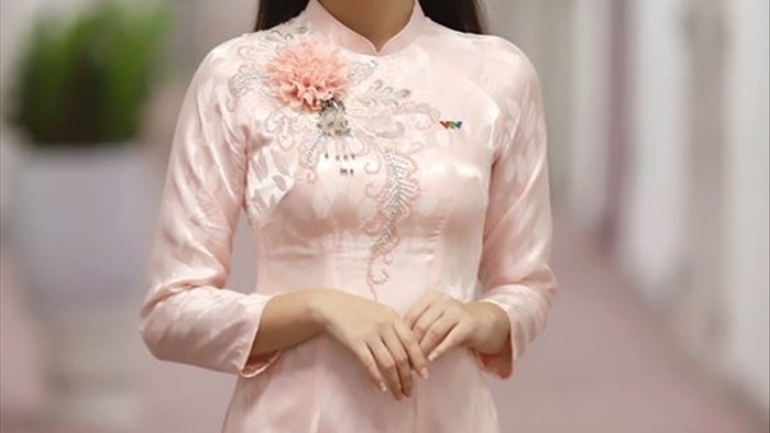 MC Hồng Nhung VTV duyên dáng với áo dài