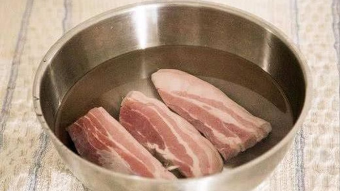 Người Việt cần bỏ ngay 4 kiểu rã đông thịt cá đầy tai hại này vì sẽ khiến thức ăn mất chất lại sản sinh thêm độc tố - Ảnh 3. Người Việt cần bỏ ngay 4 kiểu rã đông thịt cá đầy tai hại này vì sẽ khiến thức ăn mất chất lại sản sinh thêm độc tố - Ảnh 3.