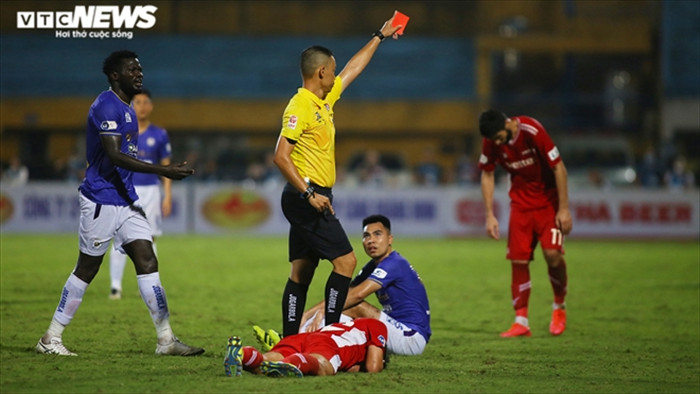 Cầu thủ Hà Nội FC nhận thẻ đỏ: Vì sao cứ thua cuộc là đá xấu? - 1
