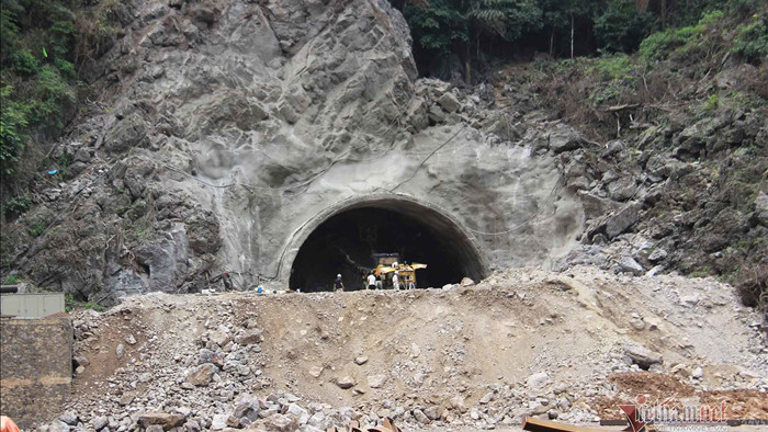 Hầm 250 tỷ xuyên 235m núi đá khó làm bậc nhất hiện nay ở Quảng Ninh
