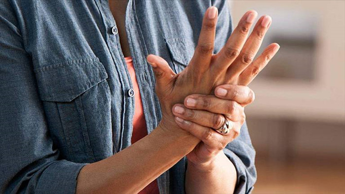 Tê tay tuy là chuyện thường nhưng hãy cẩn thận, nó cũng là dấu hiệu cảnh báo sớm của 5 loại bệnh 