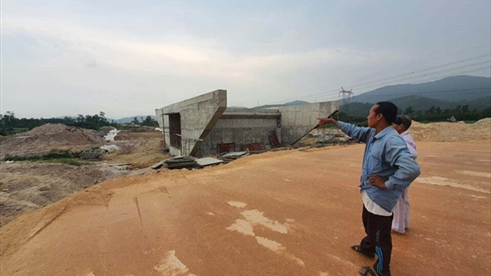 Người dân Huế lập hàng rào chặn thi công cao tốc Cam Lộ - La Sơn - 2