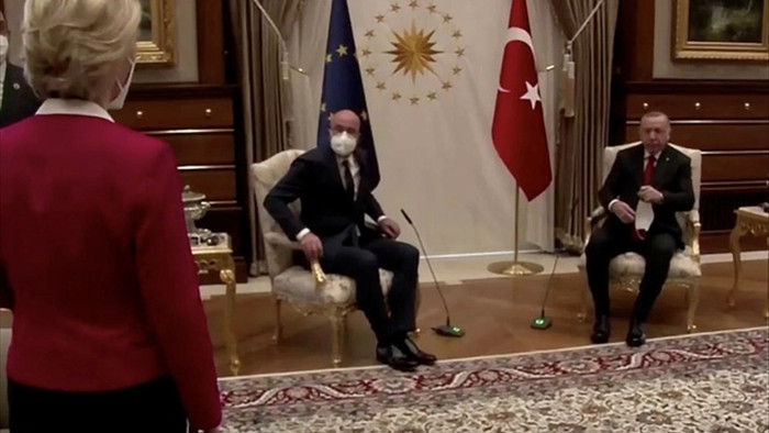 Lãnh đạo châu Âu bị kêu gọi từ chức sau sự cố thiếu ghế ngồi ở Thổ Nhĩ Kỳ - 1