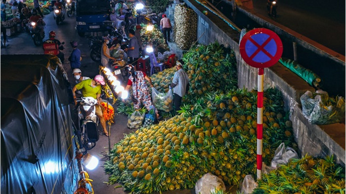 Khoảnh khắc đẹp lãng mạn của chợ Long Biên khi đêm về - 4