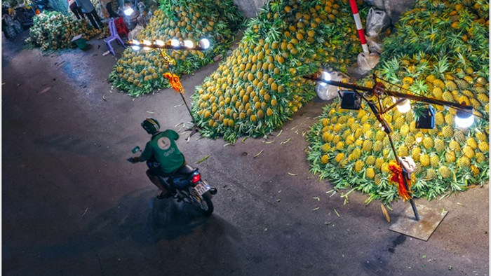 Khoảnh khắc đẹp lãng mạn của chợ Long Biên khi đêm về - 1