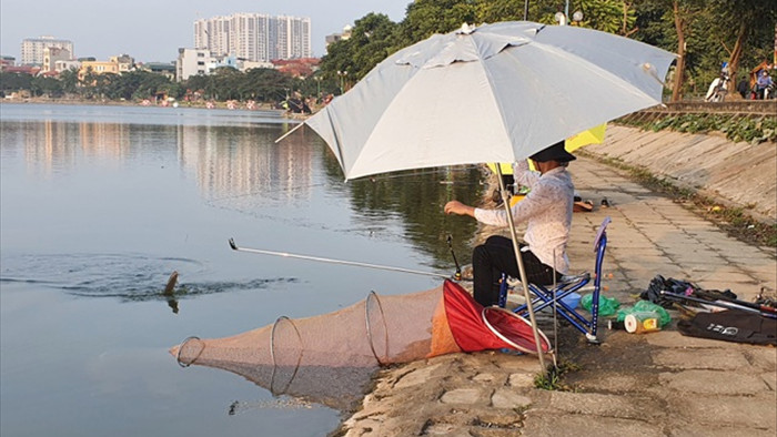 Hà Nội: Công an sẽ lập chốt dẹp dịch vụ câu cá trái phép ở hồ Định Công - 1