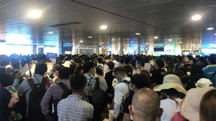 Hàng nghìn khách xếp hàng chờ soi chiếu, sân bay Tân Sơn Nhất 'thất thủ' - 3