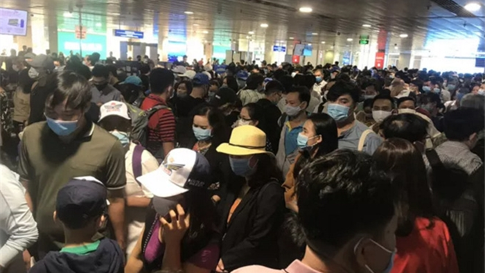 Hàng nghìn khách xếp hàng chờ soi chiếu, sân bay Tân Sơn Nhất 'thất thủ' - 4