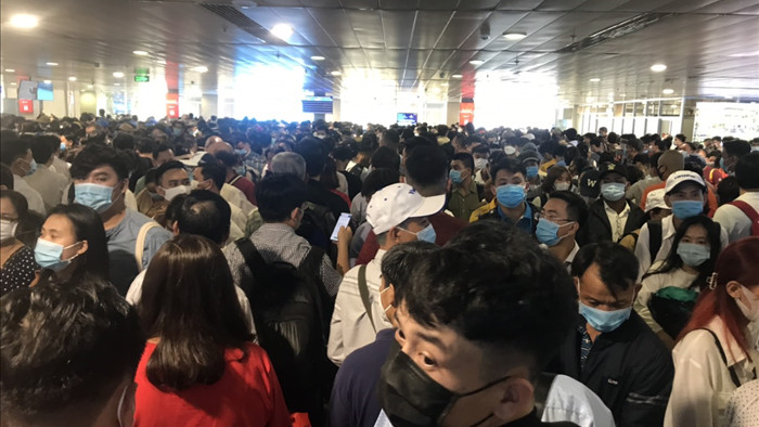 Hàng nghìn khách xếp hàng chờ soi chiếu, sân bay Tân Sơn Nhất 'thất thủ' - 1