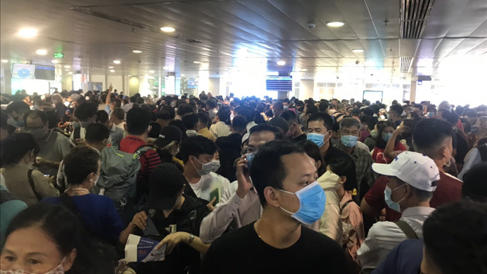 Hàng nghìn khách xếp hàng chờ soi chiếu, sân bay Tân Sơn Nhất 'thất thủ' - 2
