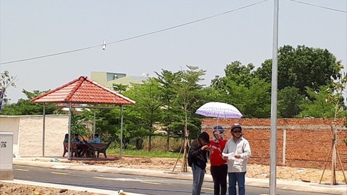 Sốt đất hạ nhiệt: Giá bất động sản cắm đầu lao dốc? - 2 Sốt đất hạ nhiệt: Giá bất động sản cắm đầu lao dốc? - 2