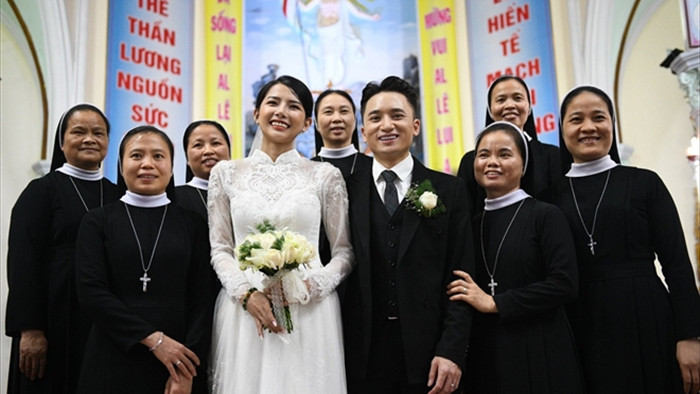 Vợ Phan Mạnh Quỳnh rạng ngời hạnh phúc trong Thánh lễ hôn phối - 1