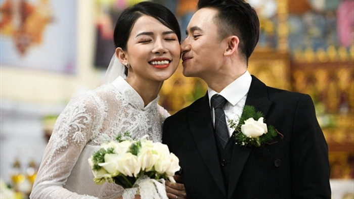 Vợ Phan Mạnh Quỳnh rạng ngời hạnh phúc trong Thánh lễ hôn phối - 2